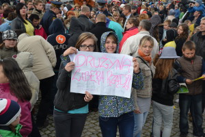 Uczestnicy wydarzenia trzymają transparent z napisem „DRUZYNA LIBERA RADZI”.