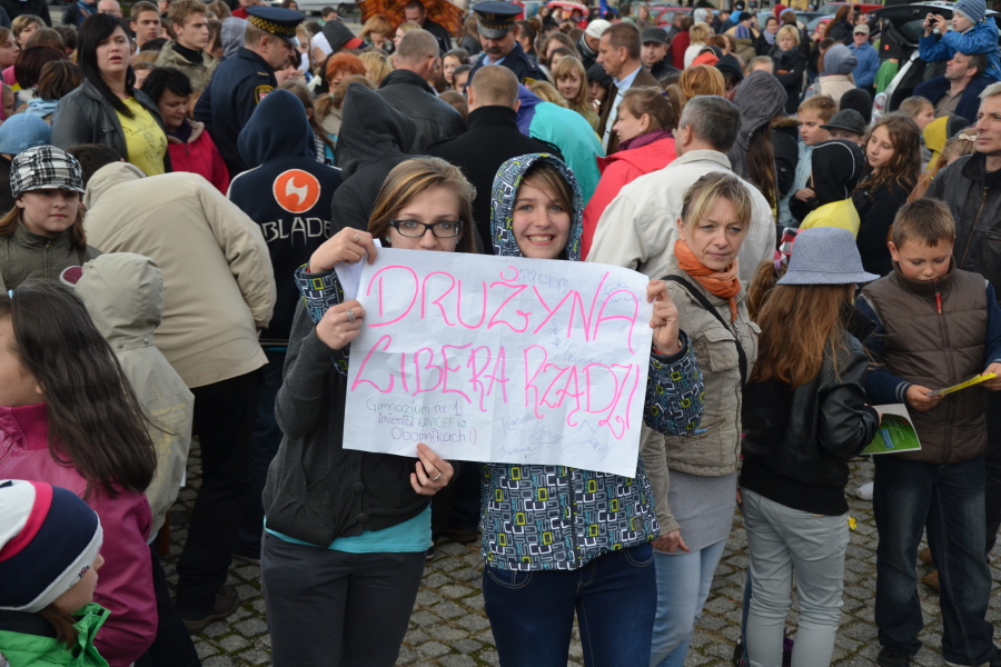 Uczestnicy wydarzenia trzymają transparent z napisem „DRUZYNA LIBERA RADZI”.