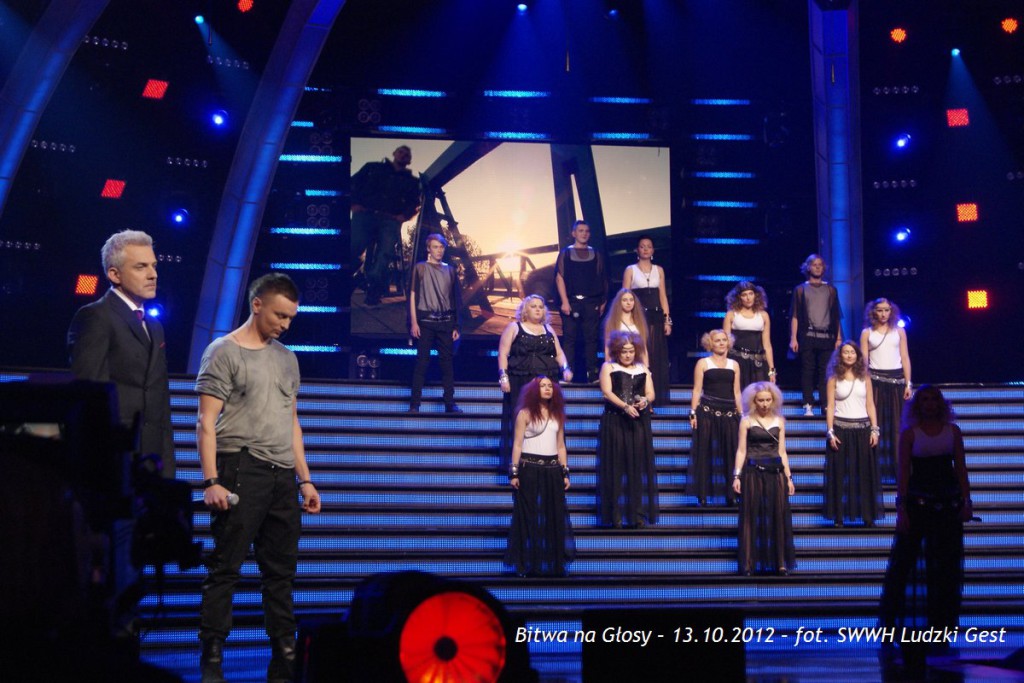 Scena telewizyjna z jurorami i uczestnikami programu „Bitwa na Głosy” z 13.10.2012.