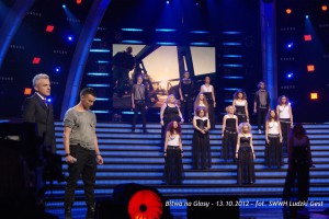 Scena telewizyjna z jurorami i uczestnikami programu „Bitwa na Głosy” z 13.10.2012.