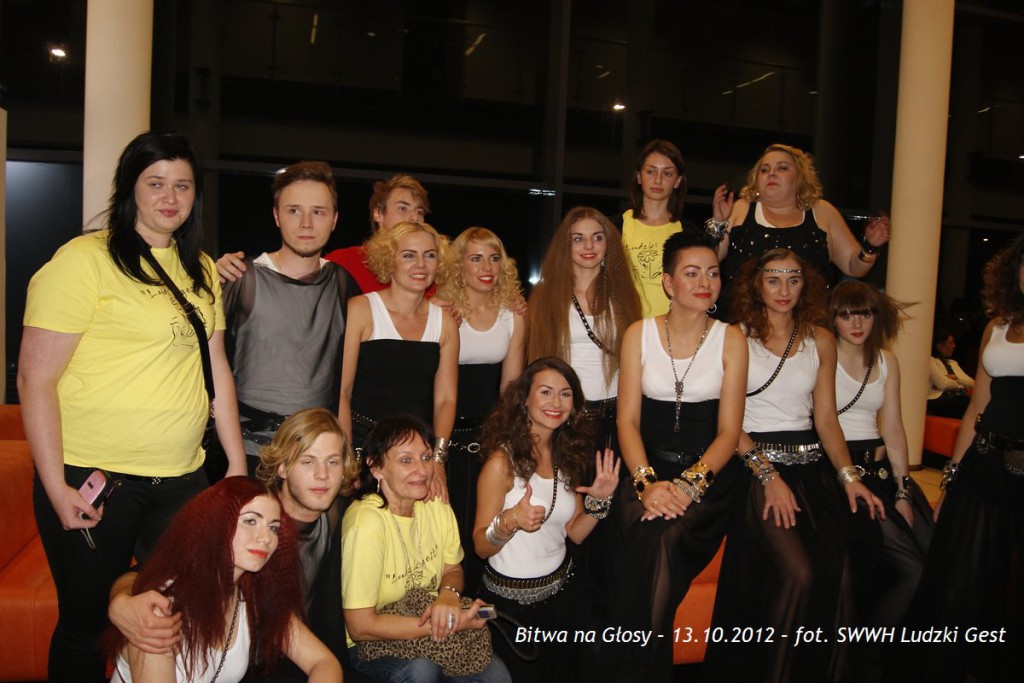 Grupa osób uczestniczy w wydarzeniu „Bitwa na Głosy” w 2012 roku, zorganizowanym przez SWWH Ludzki Gest.