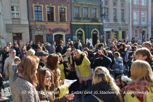 Tłum ludzi zgromadzony na placu w Poznaniu, 17 października 2012 roku.