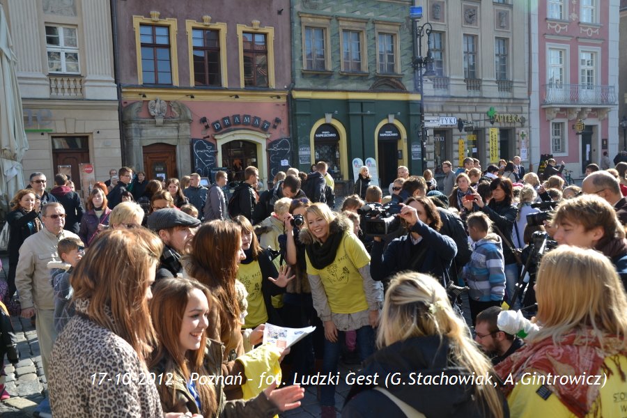 Tłum ludzi zgromadzony na placu w Poznaniu, 17 października 2012 roku.