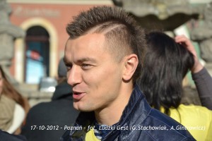 Mężczyzna w skórzanej kurtce stoi na tle zabytkowych budynków w Poznaniu, 17 października 2012 roku.