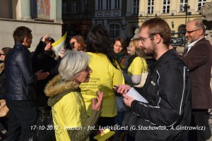 Wolontariusze rozdają ulotki podczas wydarzenia w Poznaniu, 17 października 2012 roku.
