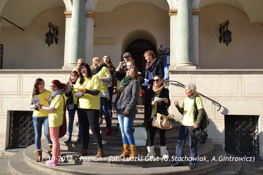 Grupa osób na schodach przed budynkiem, w dniu 17 października 2012 roku.