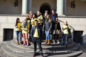 Grupa osób stoi na schodach przed budynkiem w Poznaniu, 17 października 2012 roku.