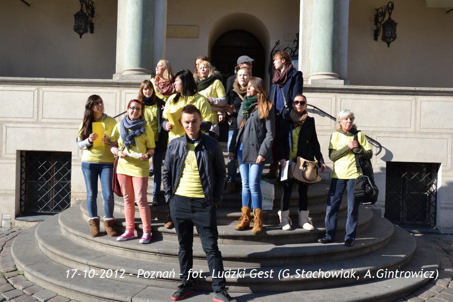 Grupa osób stoi na schodach przed budynkiem w Poznaniu, 17 października 2012 roku.