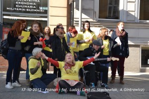 Grupa osób uczestniczy w wydarzeniu w Poznaniu, 17 października 2012 roku.