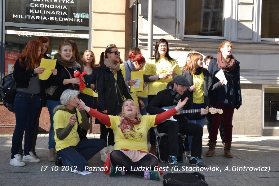 Grupa osób uczestniczy w wydarzeniu w Poznaniu, 17 października 2012 roku.