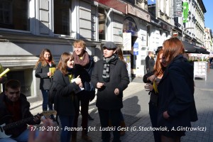 Grupa osób występuje na ulicy w Poznaniu, 17 października 2012.