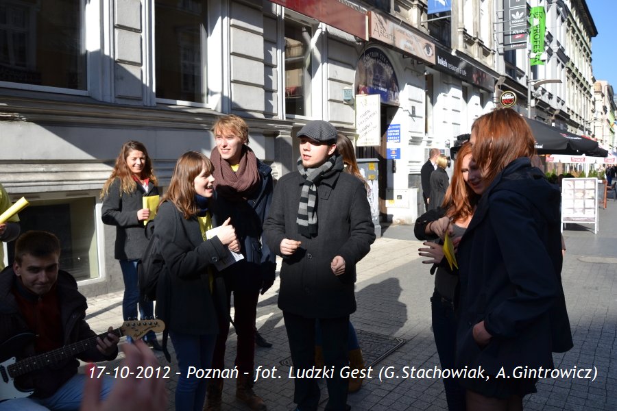 Grupa osób występuje na ulicy w Poznaniu, 17 października 2012.