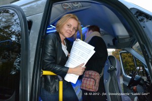 Kobieta z nutami w autobusie.