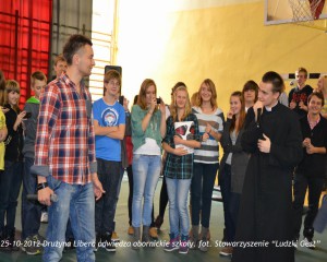 Grupa osób w sali gimnastycznej, 25.10.2012.