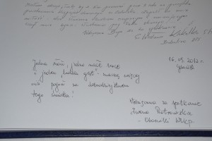 Skan strony kroniki z podziękowaniami za pracę w hospicjum, datą 16.08.2012 i podpisami.