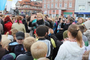 Tłum ludzi zgromadzony wokół osoby.