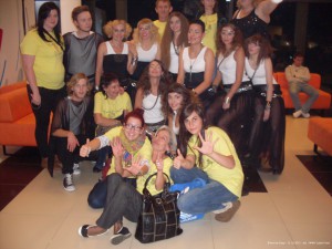 Grupa osób w żółtych koszulkach i strojach w stylu lat 80, uczestniczy w wydarzeniu „Liber” w 2012 roku.