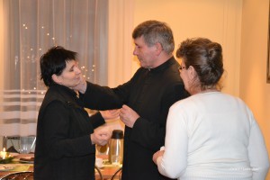 Trzy osoby uczestniczą w ceremonii.