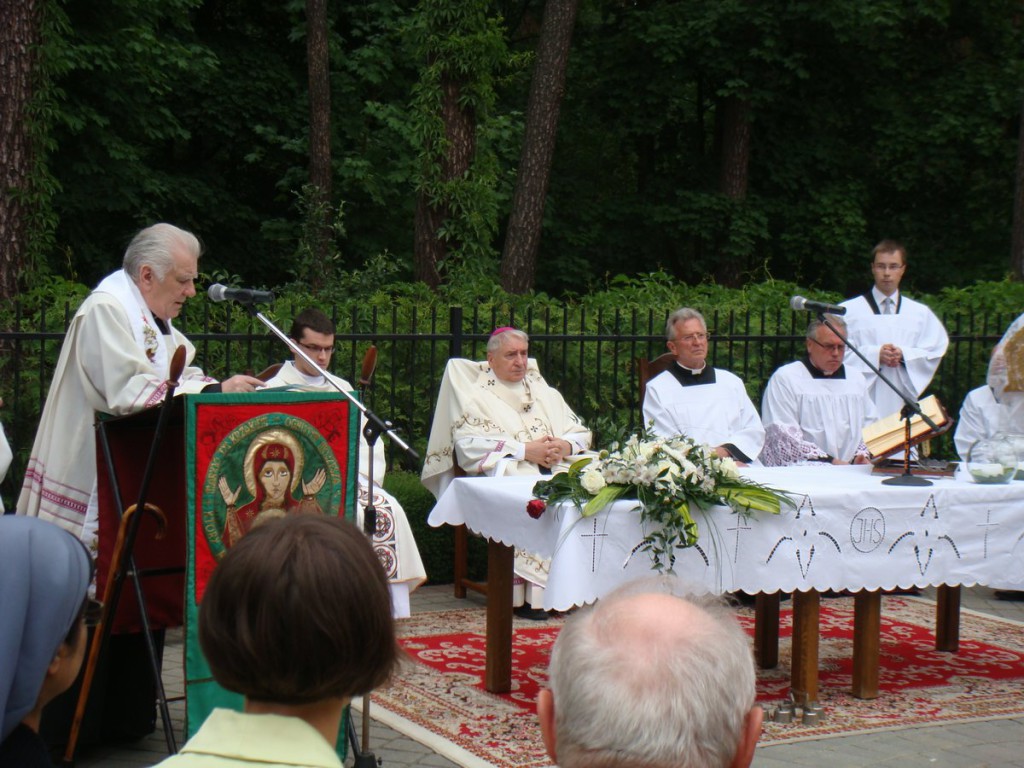 Uroczystość religijna odbywa się na zewnątrz, przy stole z obrusami i ikoną.