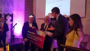 Podczas uroczystości noworocznej 2017 wręczany jest voucher na usługi graficzne.