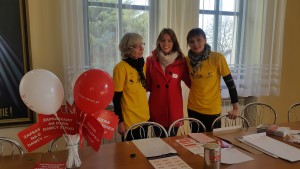 Wolontariusze DKMS przy stanowisku informacyjnym podczas rejestracji w bazie dawców szpiku.