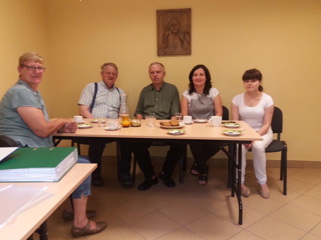 Goście z Niemiec przekazują artykuły higieniczne dla chorych (zdjęcie 2)