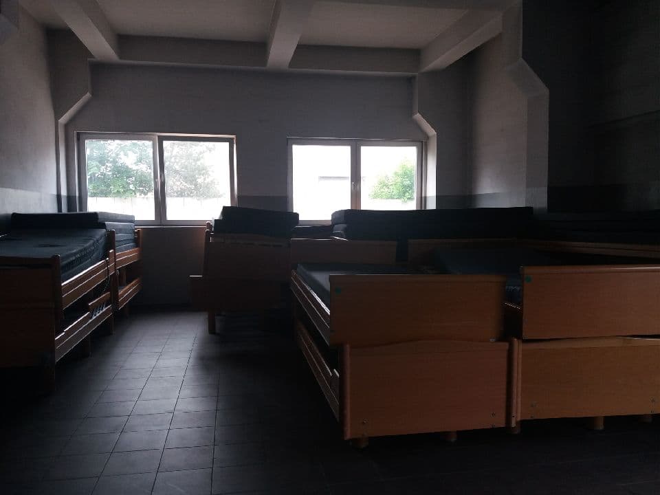 Rozładunek łóżek pielęgnacyjnych i sprzętu rehabilitacyjnego z Holandii (zdjęcie 2)