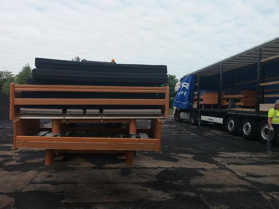 Rozładunek łóżek pielęgnacyjnych i sprzętu rehabilitacyjnego z Holandii (zdjęcie 1)